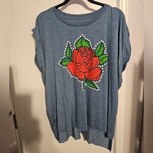 Stylish Blue Tee with Red Rose Design